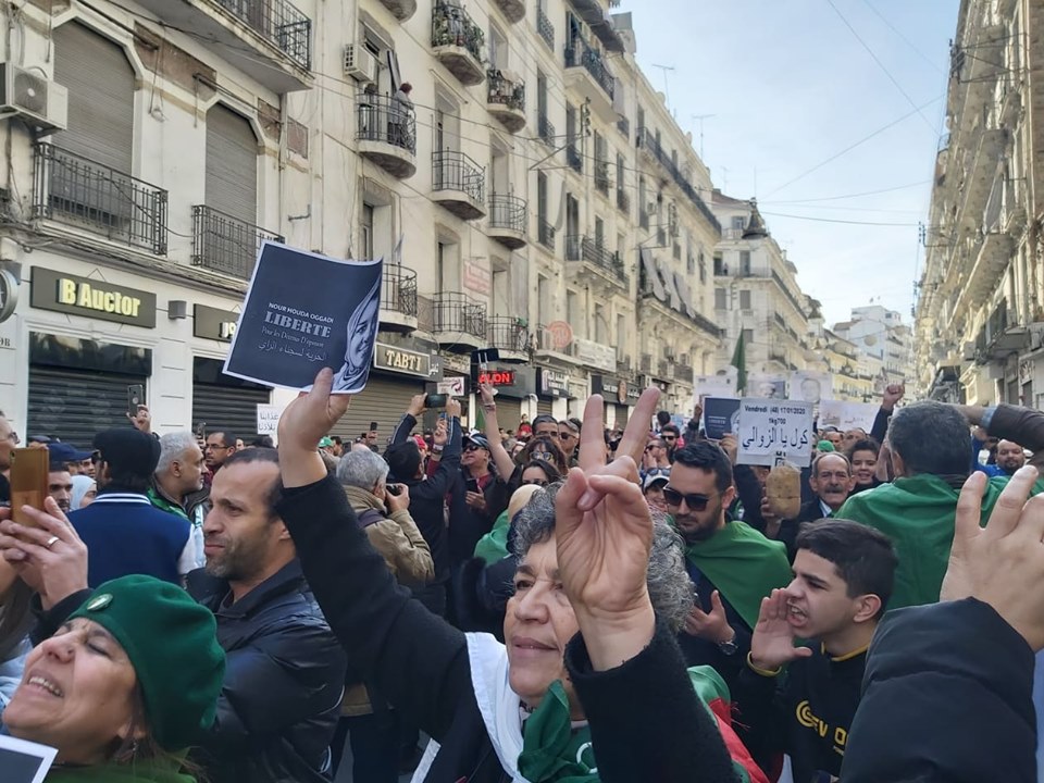 Pouvoir-Hirak, le “dialogue” des arrestations: 15 personnes en garde à vue