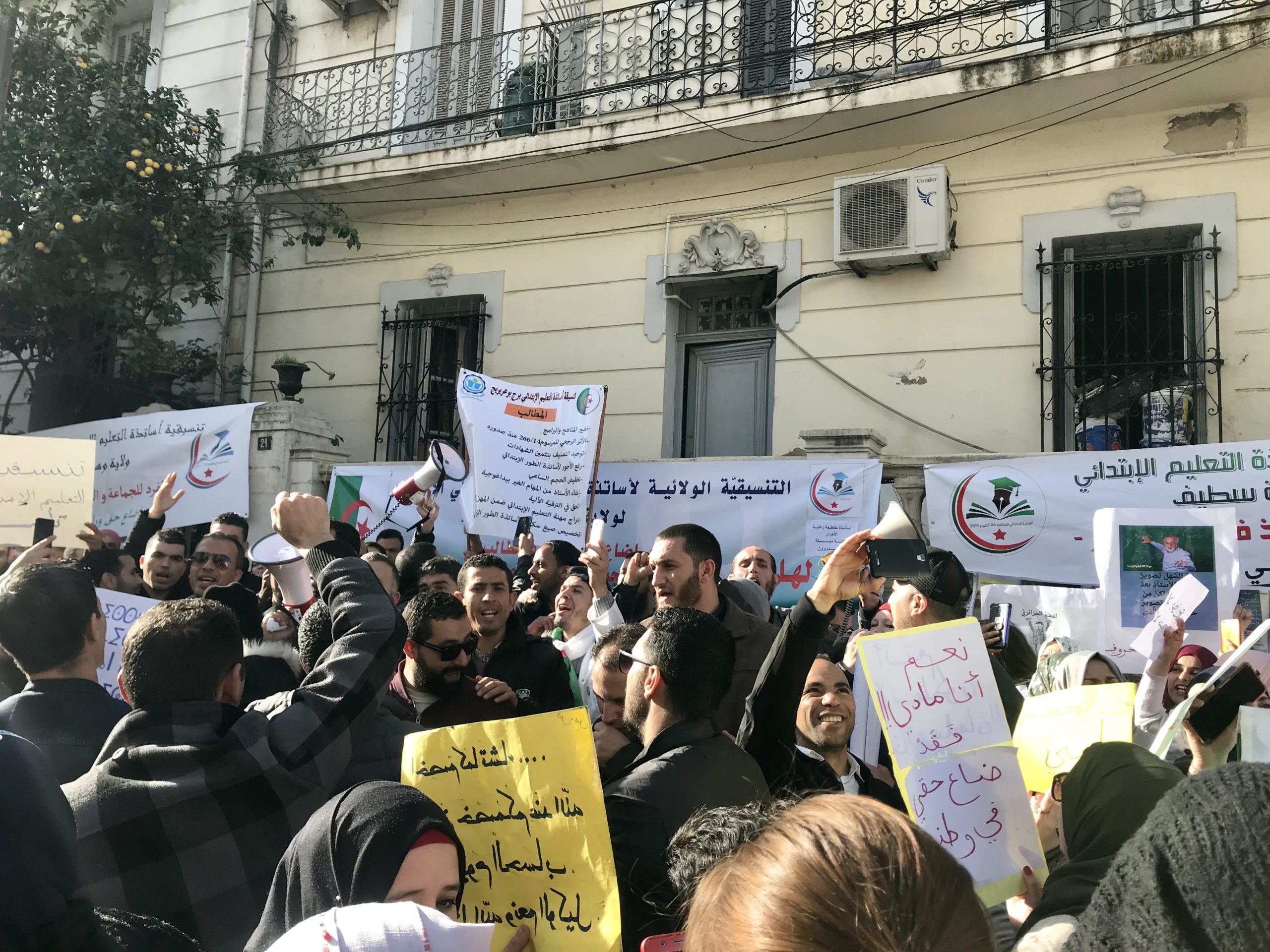 Ils ont tenu un rassemblement devant le ministère: Les enseignants du primaire poursuivent leur mouvement
