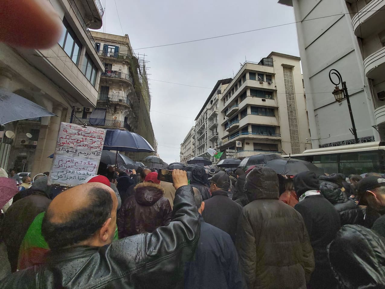 Vendredi 47: Sous la pluie, “Assegas amegas el hirak rahou labes”
