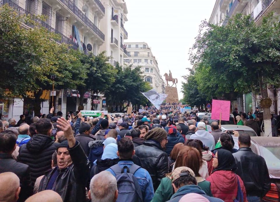 Alger: Le hirak se poursuit contre “l’illégitimité” de Tebboune