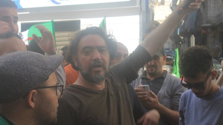 متابعة الصحفي زغيلش بتهم “الإشادة بأعمال إرهابية” و “نشر أفكار إرهابية”