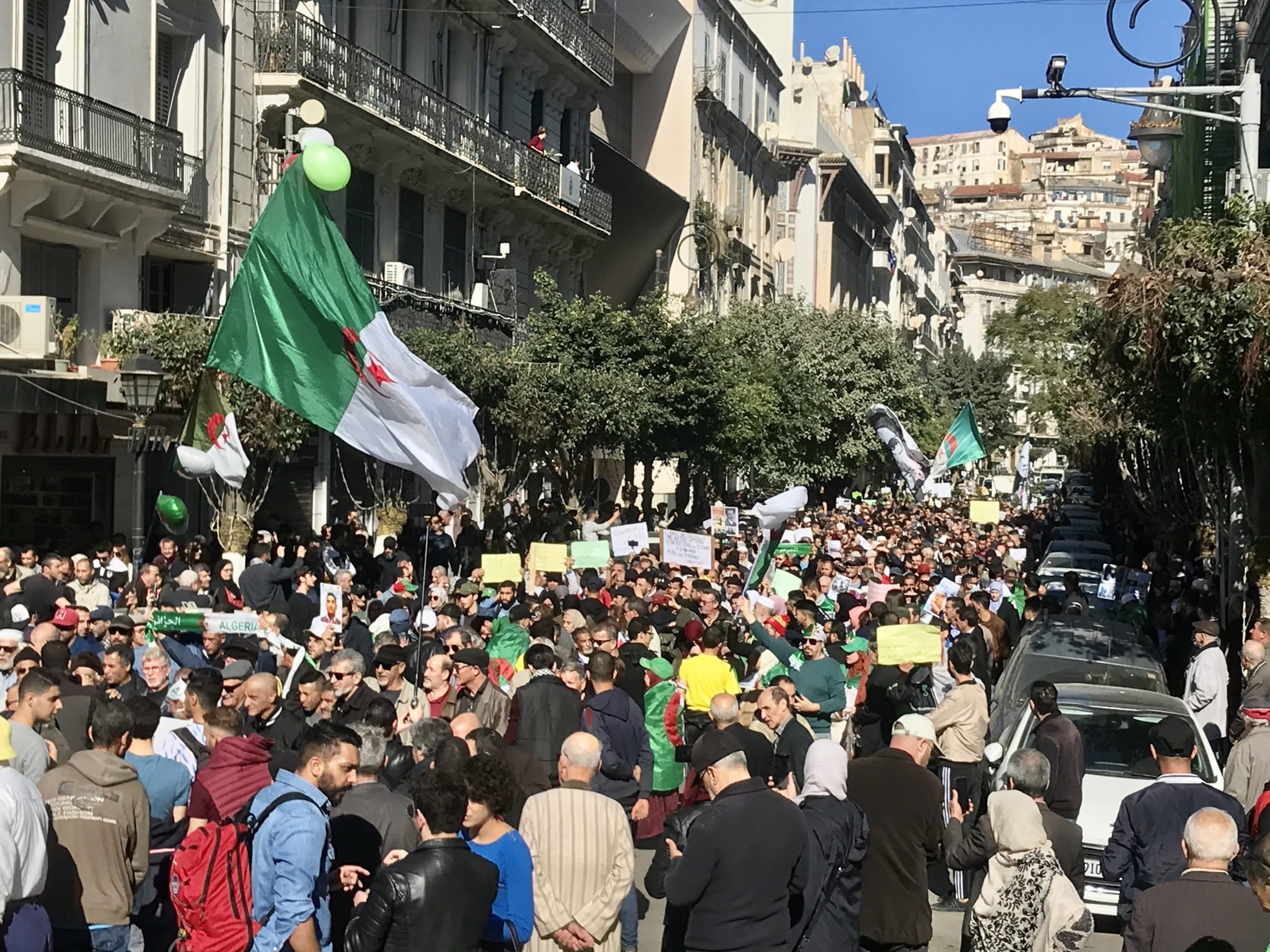 50e mardi à Alger: Les manifestants critiquent “l’illégitimité” de Tebboune