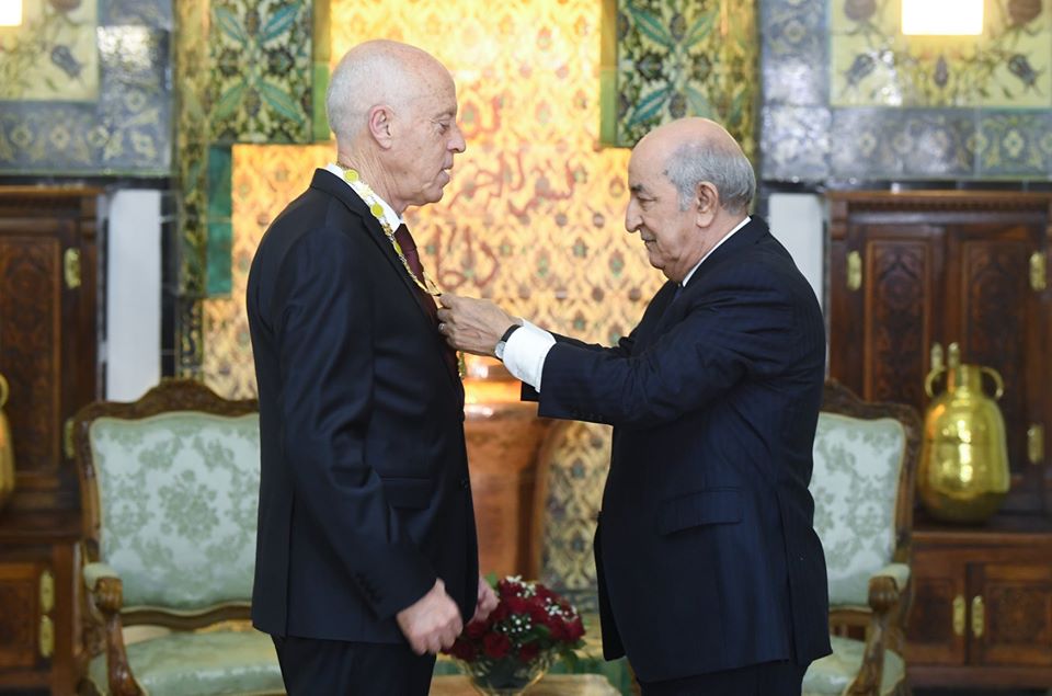 Le Président Tebboune décerne à son homologue tunisien Kaïs Saïed la médaille “El Athir”