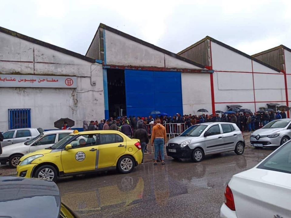 Coronavirus: les minoteries prises d’assaut à l’Est, le confinement mis à mal