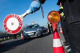 Virus: les marchés chutent, les frontières se ferment