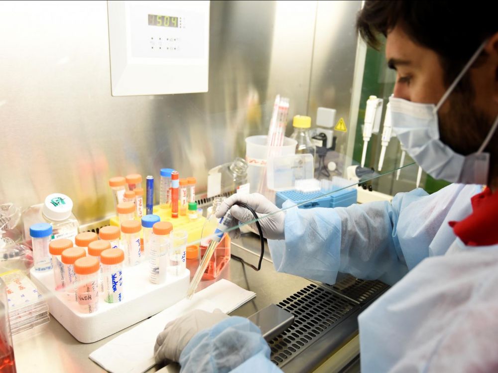 Origine du Coronavirus: la Chine dément, Trump menace…et les stars chantent sur le net