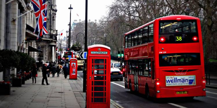 Virus: Le Royaume-Uni va prolonger son confinement, Trump veut redémarrer l’économie américaine