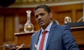 Le gouvernement veut produire 10 millions de bavettes/mois