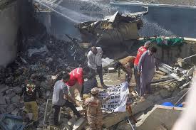 Pakistan: un avion de ligne s’écrase à Karachi sur un quartier résidentiel