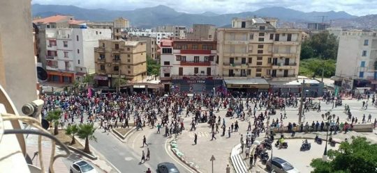HIRAK : UNE FOULE NOMBREUSE MARCHE À BÉJAIA