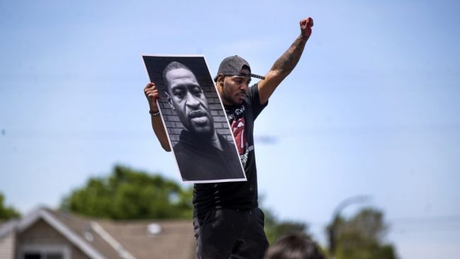 États-Unis: la mort de Floyd requalifiée en “meurtre”, 4 policiers inculpés