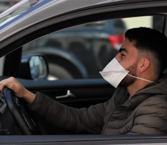 Les Algériens ne sont plus tenus de porter un masque en voiture