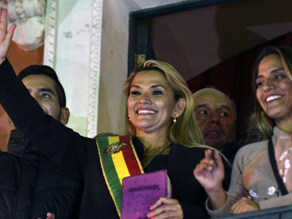 La présidente de Bolivie annonce être atteinte de la COVID-19