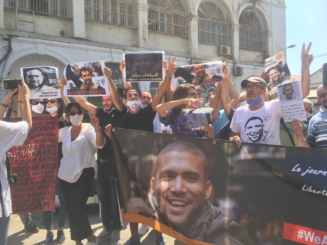 J-1 avant son procès en appel : rassemblement de journalistes à la maison de la presse pour exiger la libération de Khaled Drareni