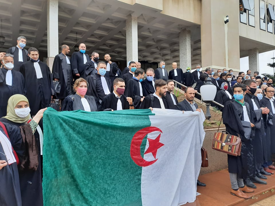 المحامون يُطالبون الحكومة بتسهيل تنقلاتهم أثناء ساعات الحجر