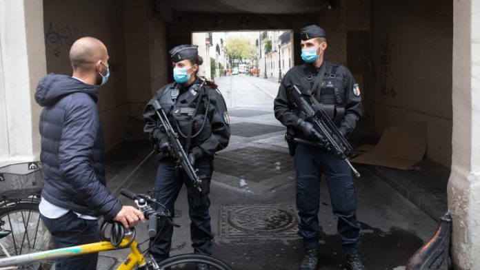 Attaque à Paris: le principal suspect “assume” un acte dirigé contre “Charlie Hebdo”