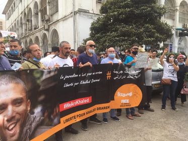 بالصور.. الوقفة التضامنية الـ 5 مع الصحفي المعتقل خالد درارني ومطالب بالإفراج عنه