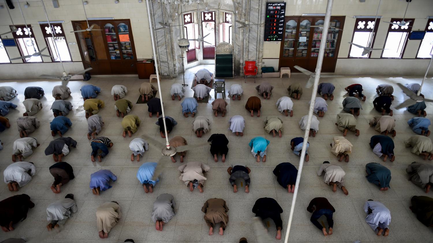 Tebboune décide d’autoriser la prière du vendredi à partir du 6 novembre