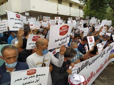 عمال مصنع عجائن عمر بن عمر يحتجون على “شبه البطالة التقنية”