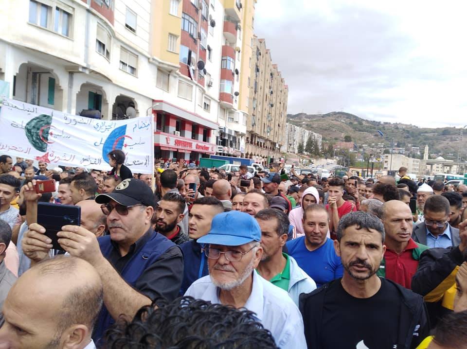 les manifestants exigent la libération des détenus du Hirak
