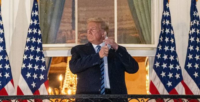 “N’ayez pas peur du Covid”, dit Trump à son retour à la Maison blanche