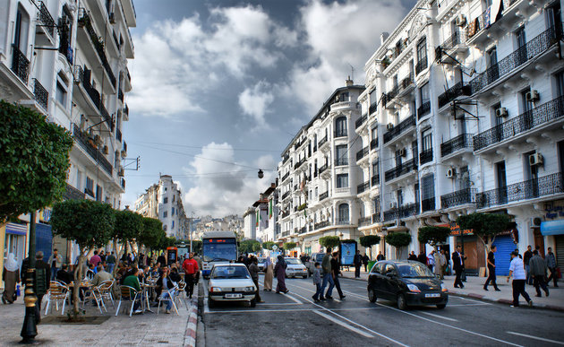 العاصمة: منع الطاولات والكراسي في المقاهي ومحلات الأكل السريع