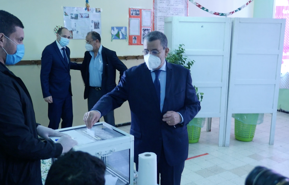 استفتاء الدستور: عملية التصويت تنطلق وجراد يتحاشى الخوض في صحة تبون