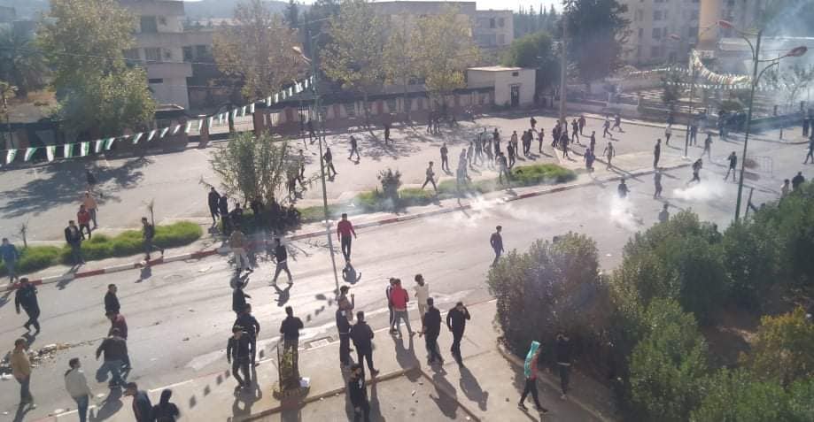 Marche contre le référendum : affrontements entre policiers et manifestants à Bouira