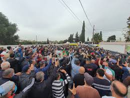 في جنازة شعبية مُهيبة تليق بمقامه… الجزائريون يودعون “شيخ المجاهدين”