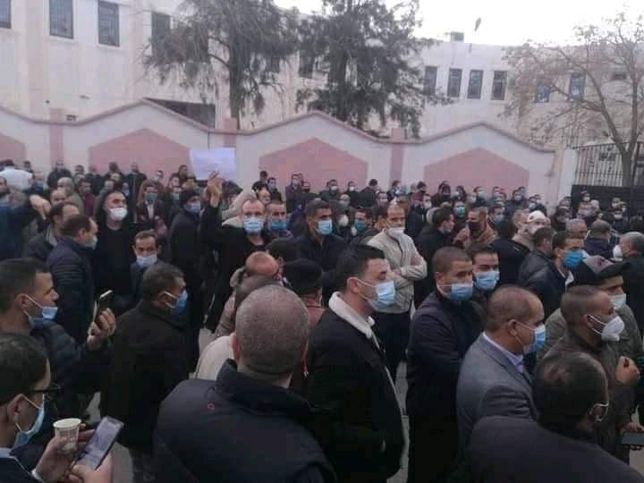 فيديو: أساتذة المسيلة يحتجون تنديداً بتعنيف زملائهم من طرف أعوان الشرطة