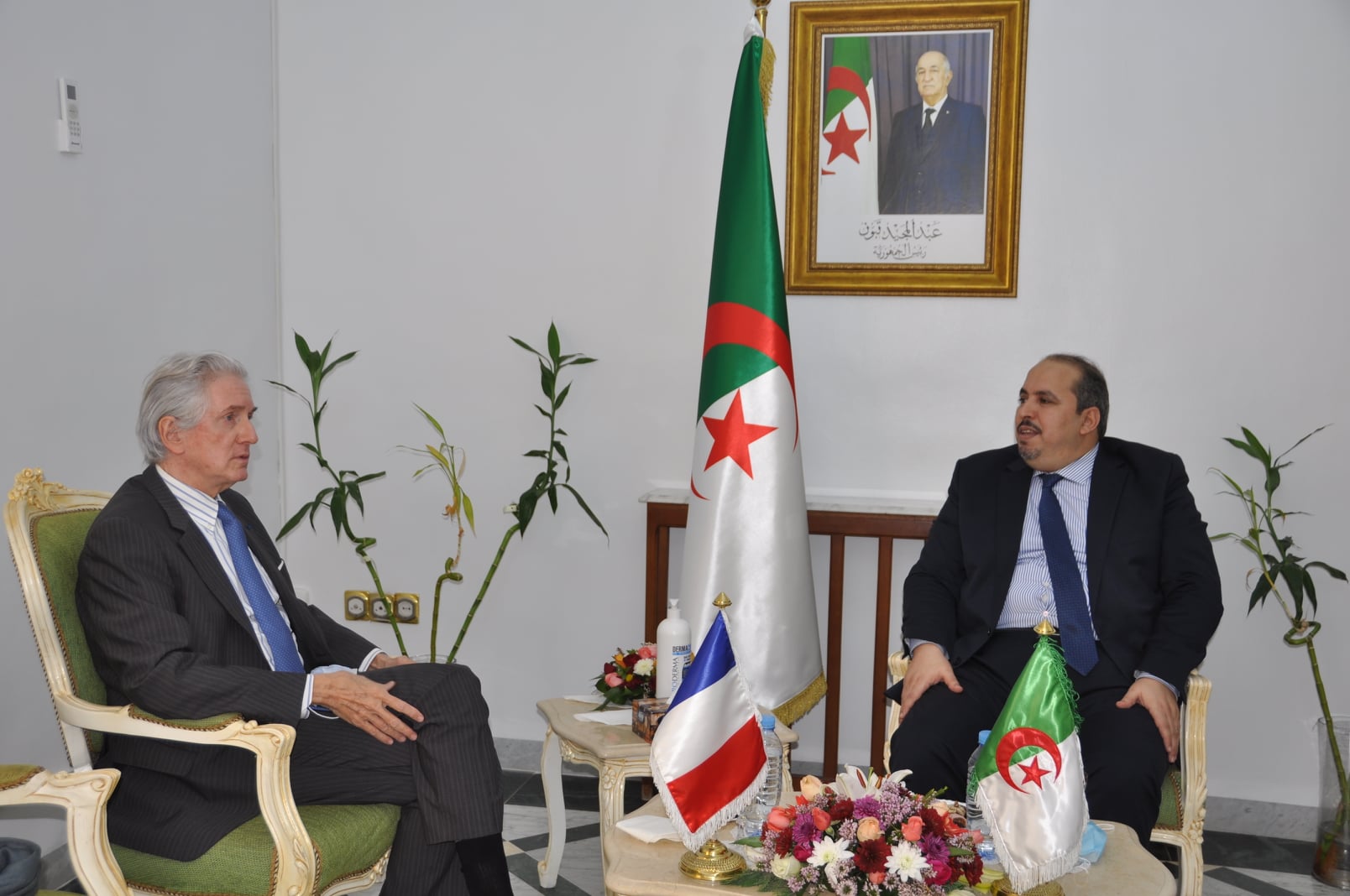 الأفلان يشرح للسفير الفرنسي رؤيته في إحياء شبكة العلاقات الخارجية