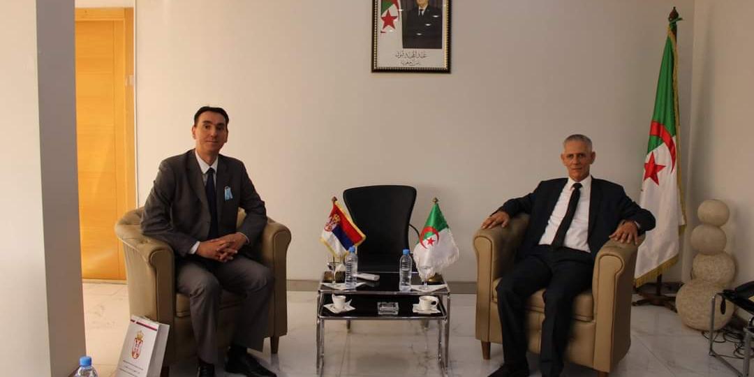 لقاءات فرحات آيت علي مع السفراء… بروتوكولات تنتظر الإفراج عن قانون الاستثمار