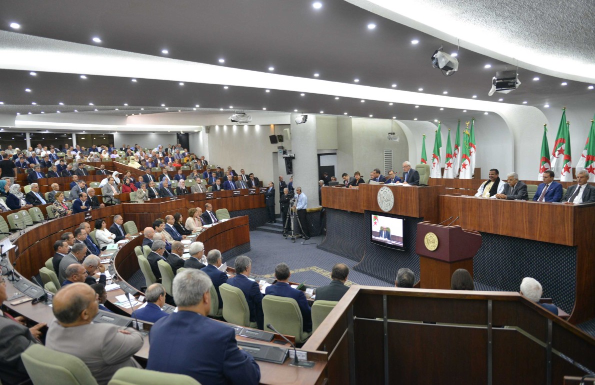 نواب من الأفالان يستنكرون إقصاءهم من كتلة حزبهم ويستنجدون بتبون