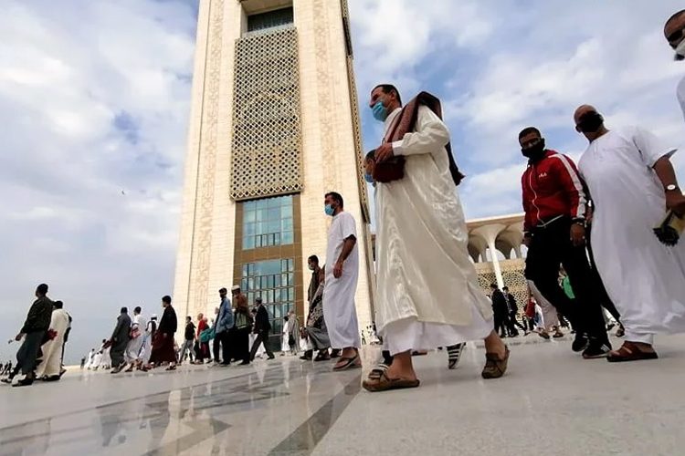 أئمة مساجد يخطبون المصلّين في الصحراء الغربية.. التطبيع وتلاحم الشعب مع الجيش