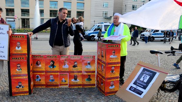 وقفة أمام السفارة الجزائرية بـ برلين للمطالبة بالإفراج عن سجناء الرأي