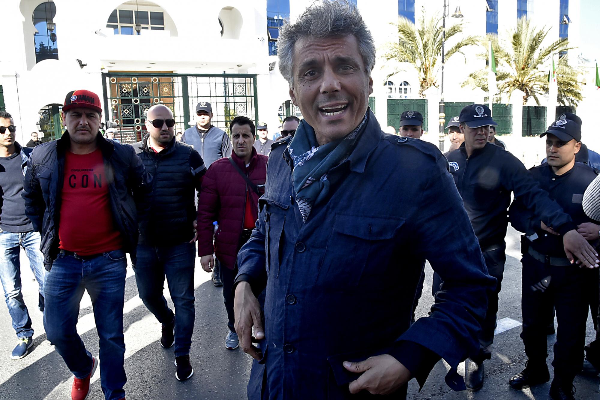 نقل رشيد نكاز إلى محكمة سيدي امحمد دون علم محاميه