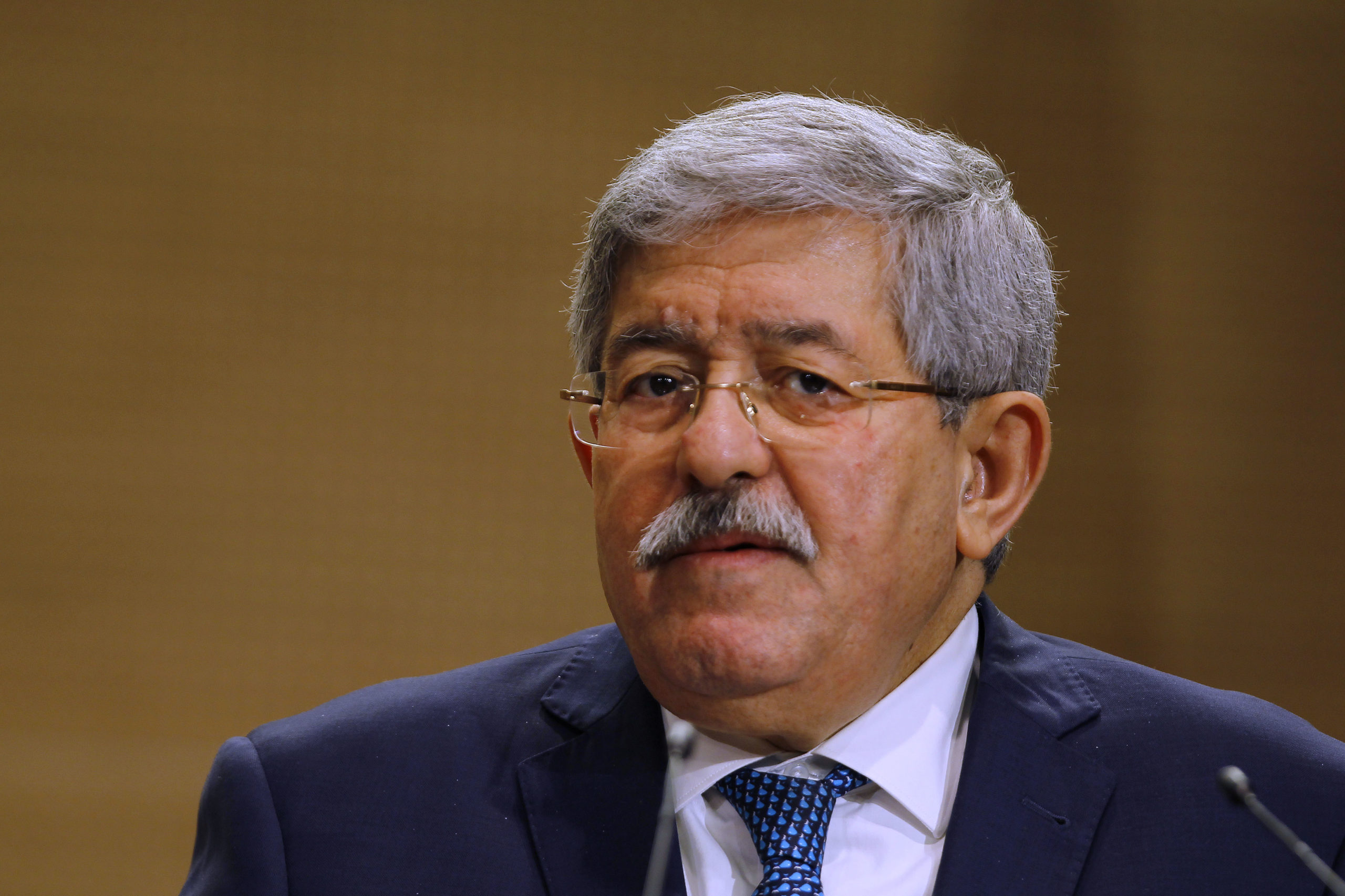 محامي أويحيى عن سبائك الذهب: “موكلي فضّل الحديث عن السوق السوداء وليس عن الغرفة السوداء”