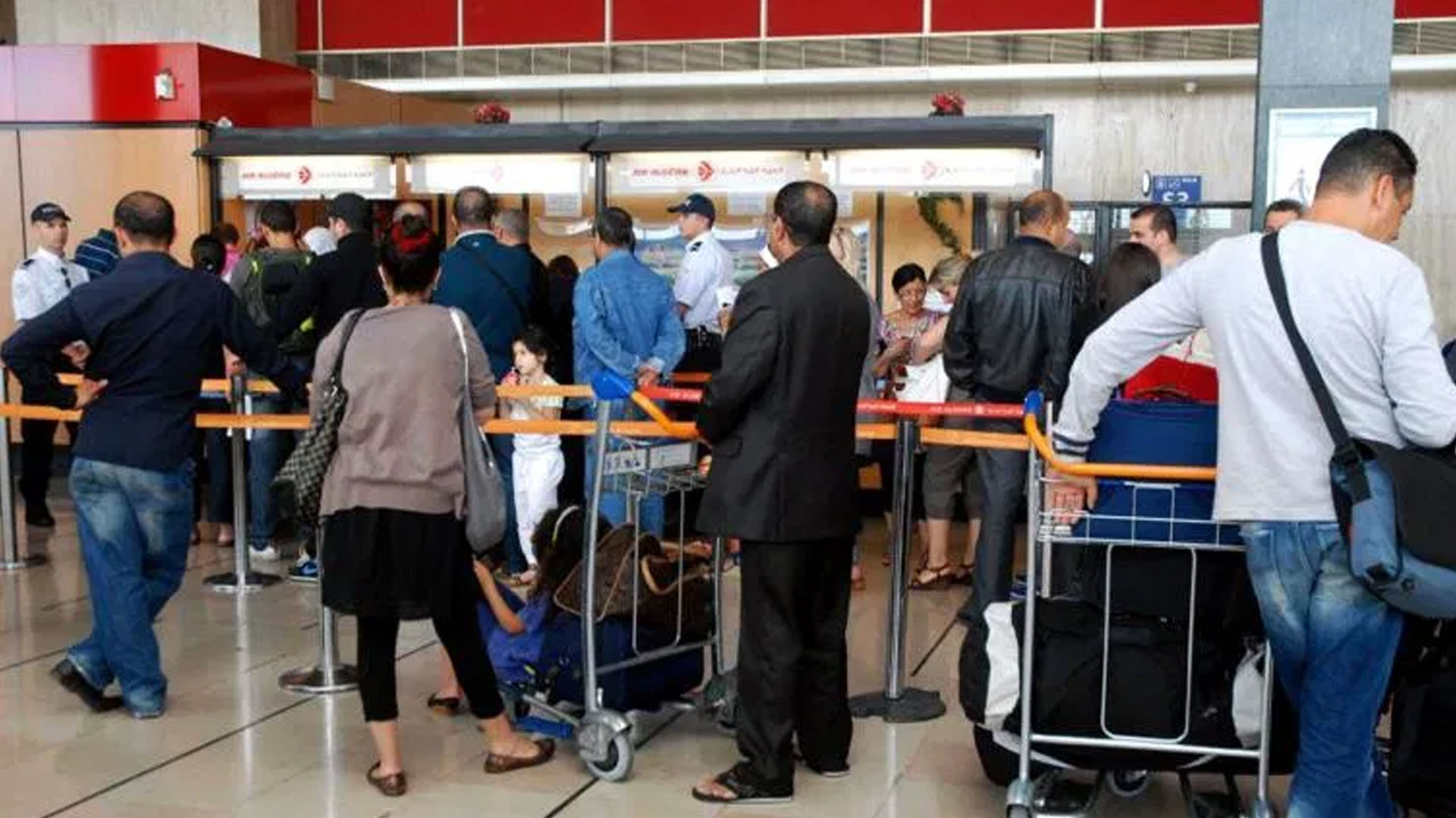 سيناتور وبرلماني لـ تبون: “الجالية الجزائرية “الوحيدة في العالم التي لا تستطيع دخول بلادها