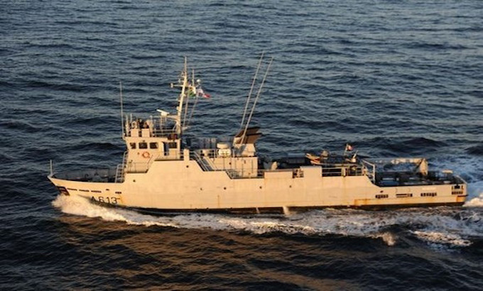 Après l’arrivée d’une frégate russe, un navire de la marine française accoste au port de Djen Djen