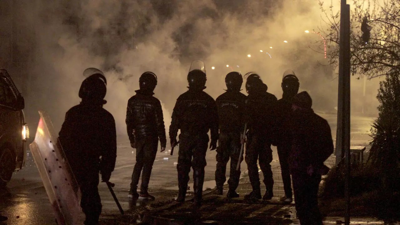 Tunisie: nuit d’émeutes à travers le pays, l’armée déployée