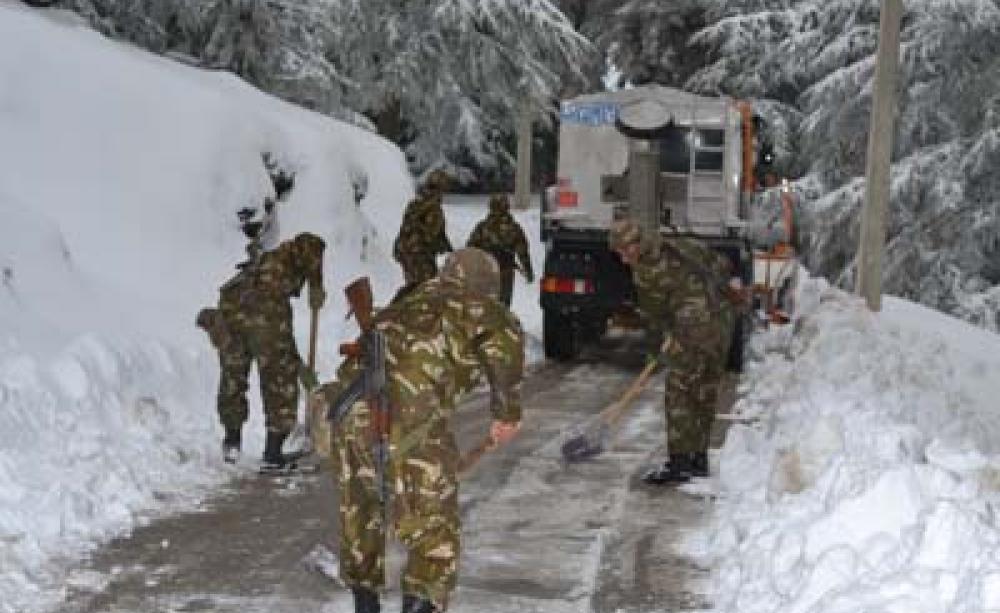 Chute de neige: des dizaines de visiteurs bloqués sur les hauteurs de Chréa et de Tikjda