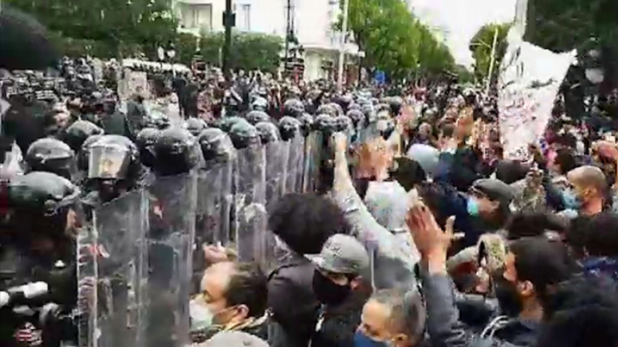 مئات التونسيين يتظاهرون بالعاصمة في تصعيد للاحتجاجات ضد الحكومة