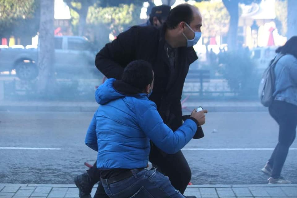 les manifestations bouclent leur première semaine : un accès de colère populaire rythme les nuits tunisiennes