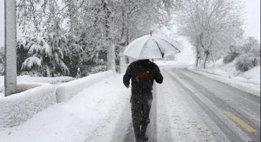 موسم الثلوج يعزل مدنا جزائرية وتحذيرات من موجة برد جديدة