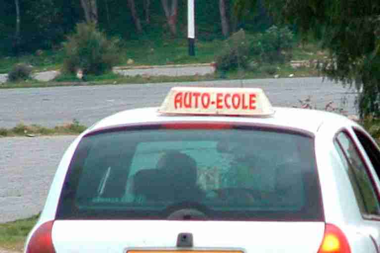 مَنع أصحاب السيارات القديمة من ممارسة نشاط تعليم السياقة