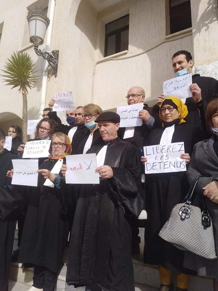 بالصور.. المحامون في وقفة تضامنية مع المعتقل السياسي رشيد نكاز
