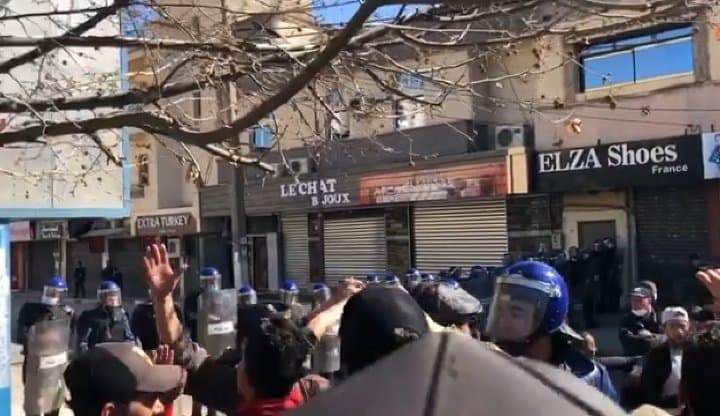 Hirak : Vidéo – une marche vers le siège de sureté de  Bouira pour réclamer la libération des manifestants arrêtés