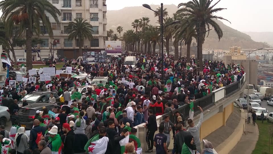 دعاوى لعودة المسيرات بوهران أمام تحدي عنف البلطجية والاعتقالات