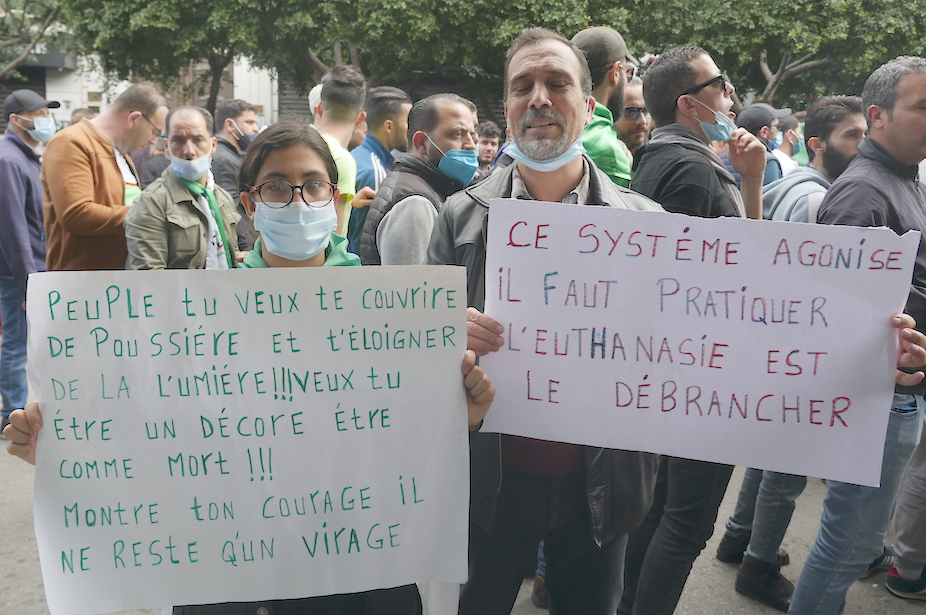 Alger : ce que nous enseigne la sémantique des pancartes du Hirak