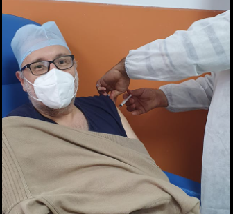 Le Pr Salim Benkhedda se fait vacciner contre la COVID-19